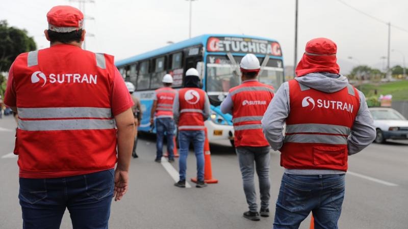 Personal de SUTRAN realizando operativos
